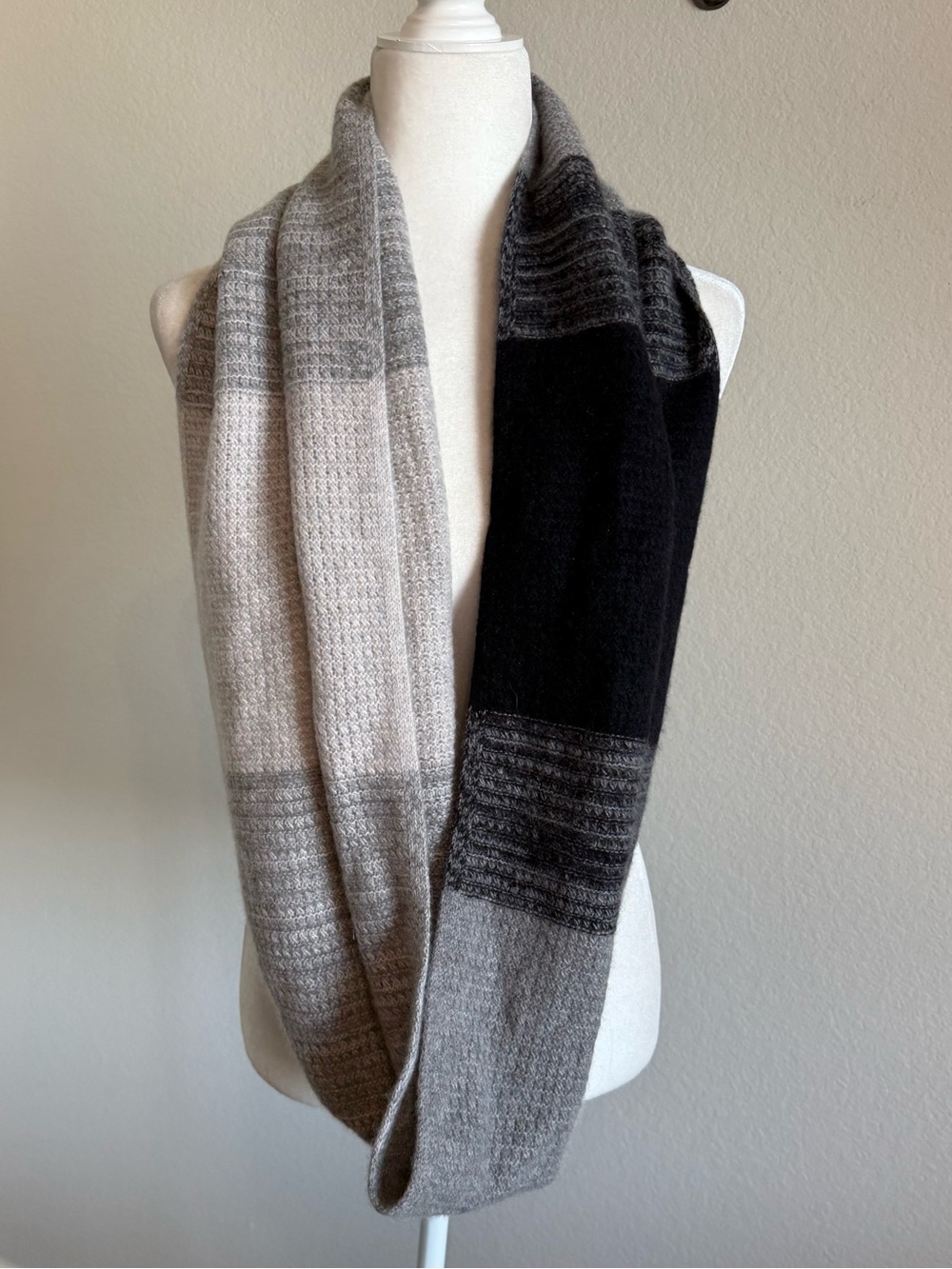 Halogen 100% Cashmere Colorblock Gray & Black Knit Infinity Scarf Classic Soft